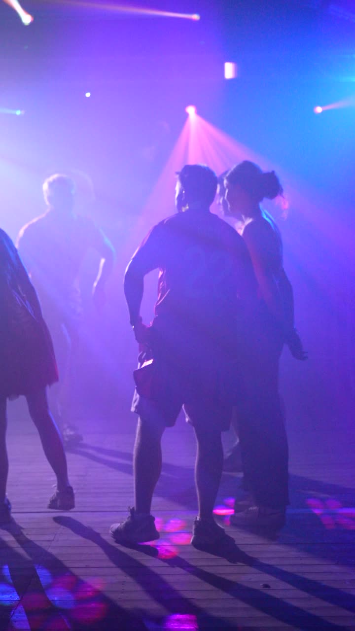 Tanzfläche im Nebel und lila Licht