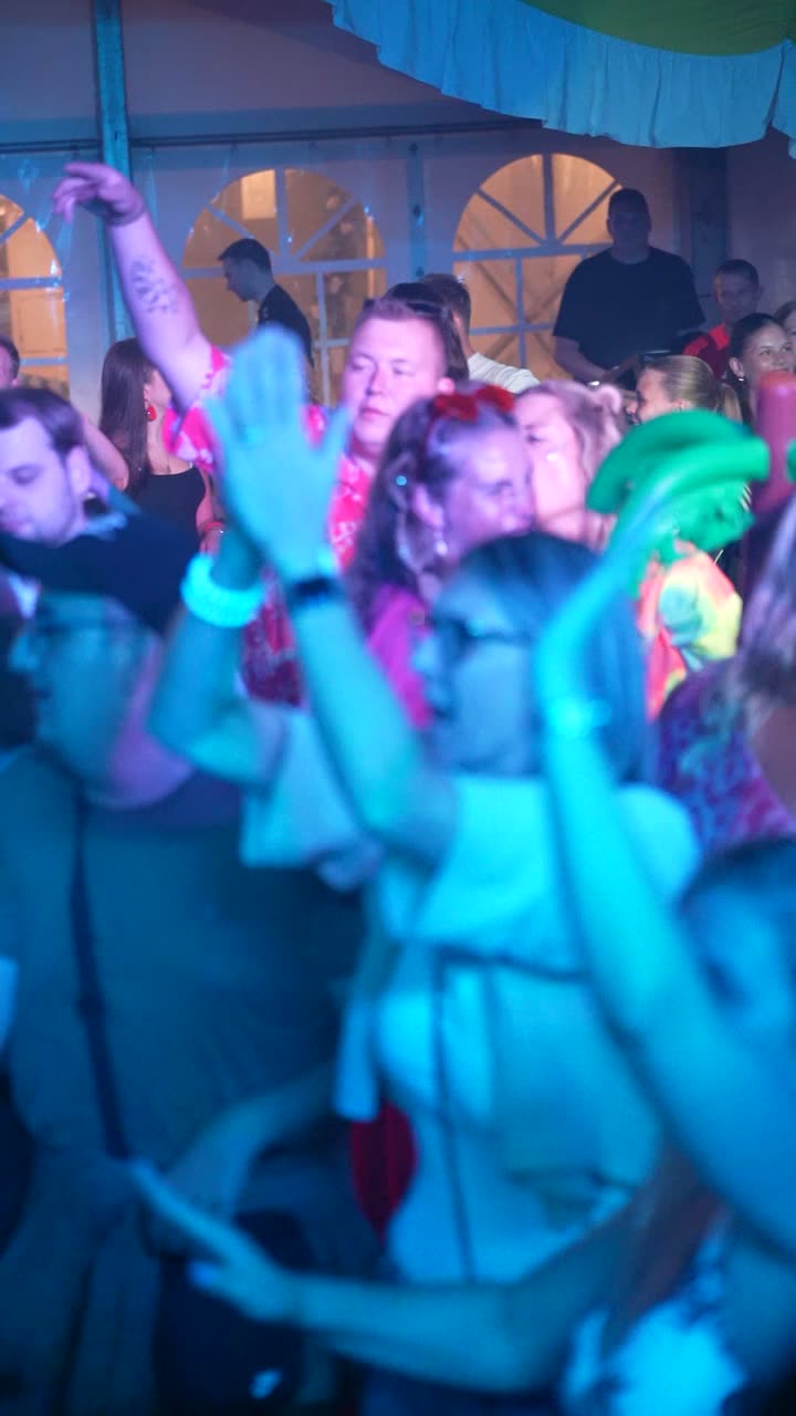 Hände hoch im blauen Licht
