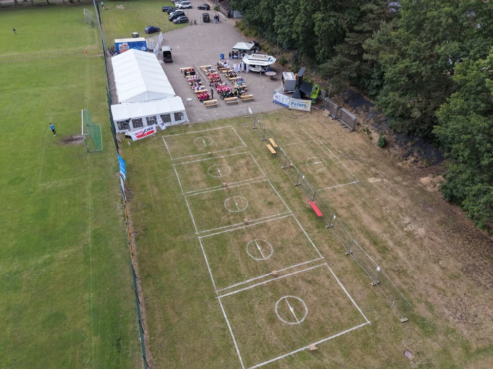 Festplatz mit Zelt und Spielfeldern aus der Luft