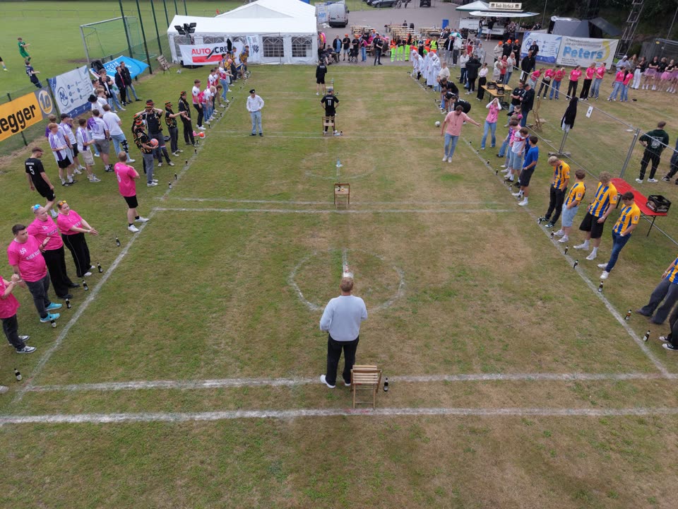 Teams beim Flunkyball, Blick von oben