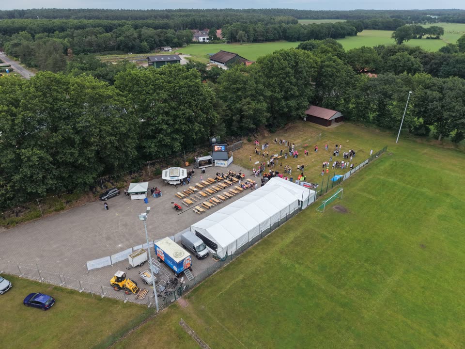 Zelt und Bänke am Festplatz von oben