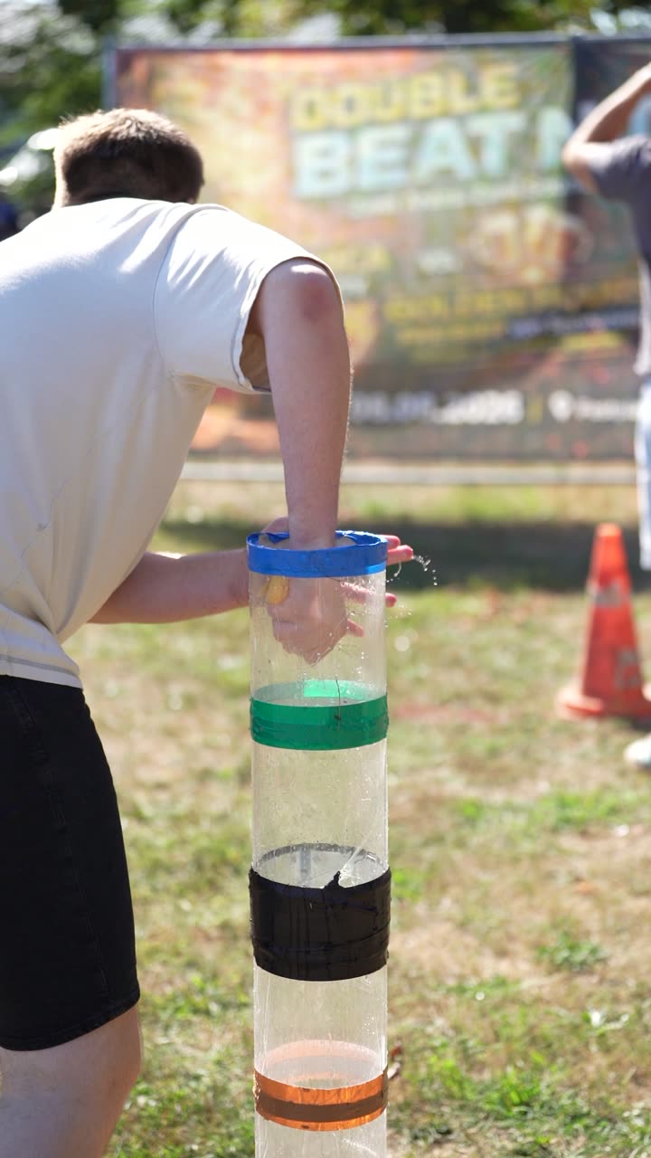 Geschicklichkeitsspiel mit Wasserröhre