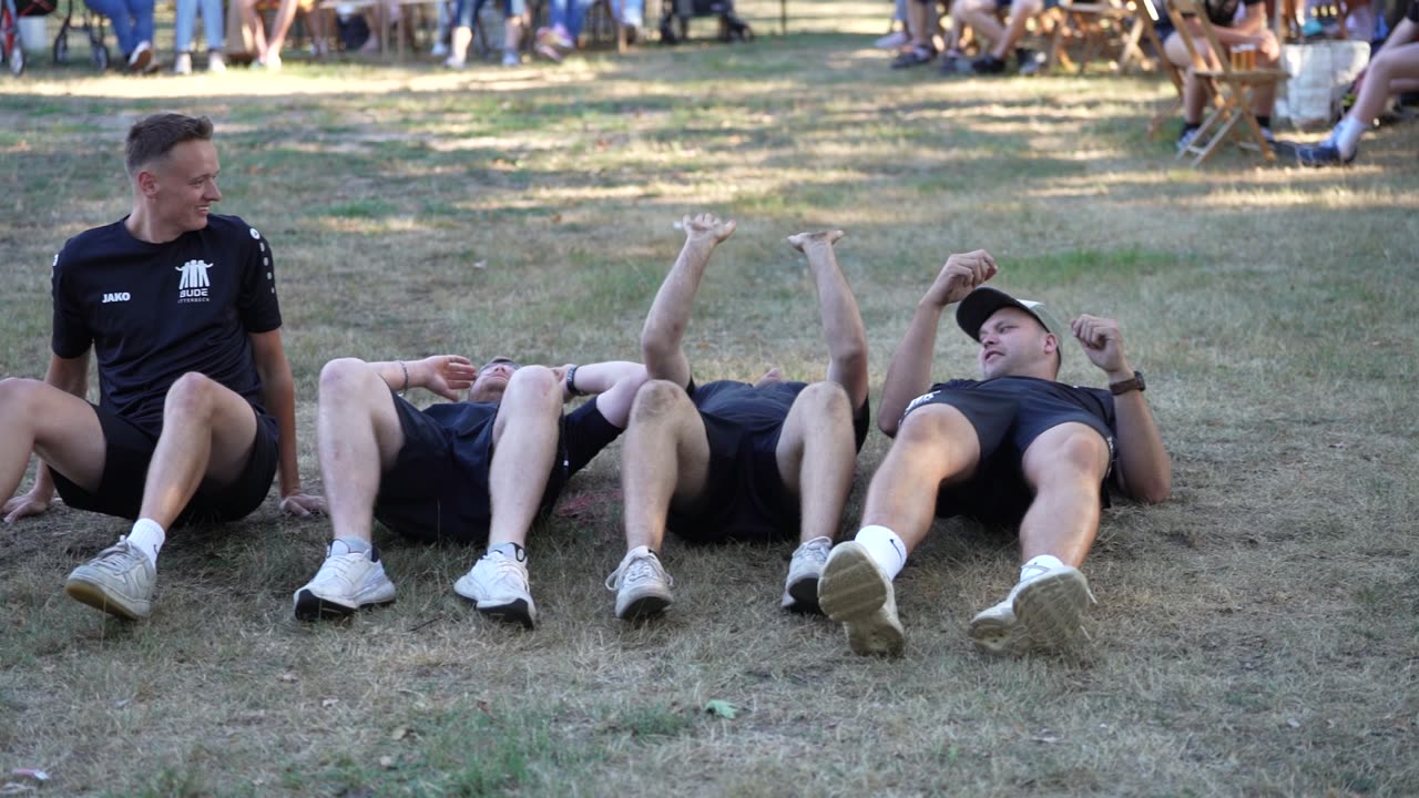 Teams liegen im Gras